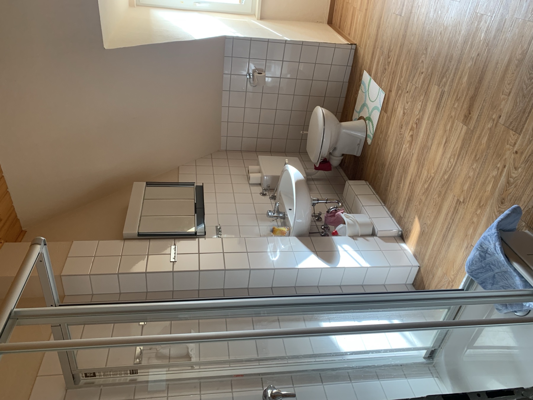 Badezimmer mit Dusche und WC