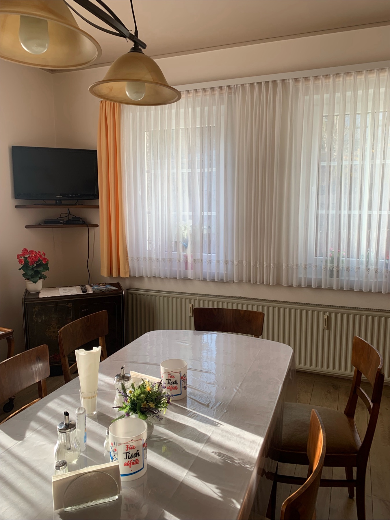 Gedeckter Tisch im Frühstücksraum