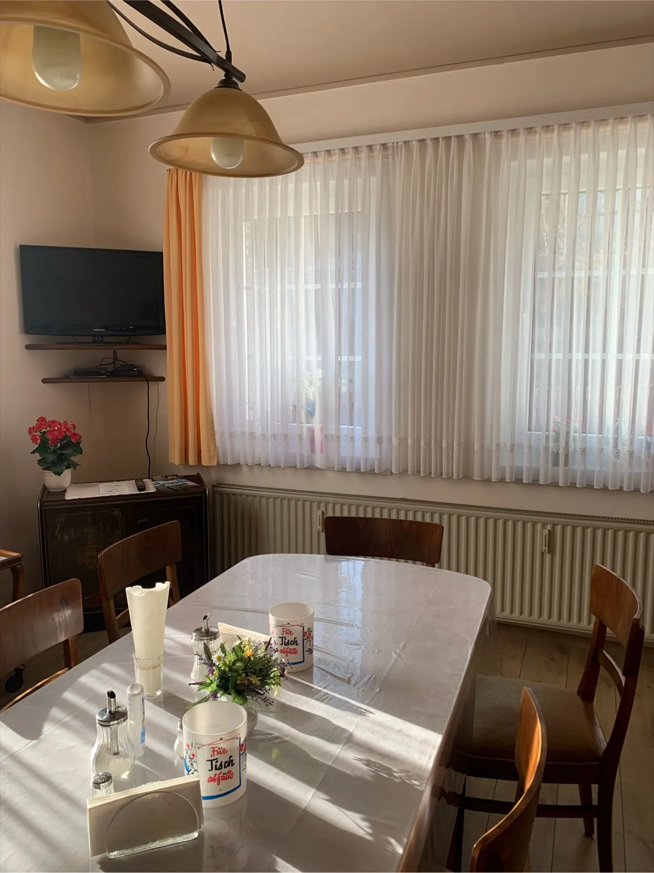 Gedeckter Tisch im Frühstücksraum