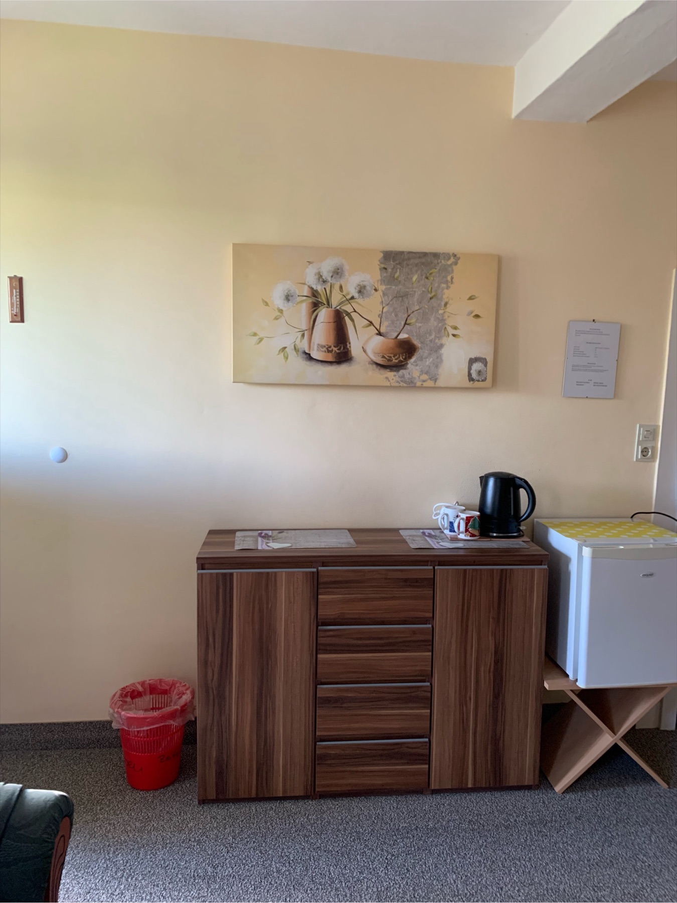 Minikühlschrank und Ablage in einem Gästezimmer