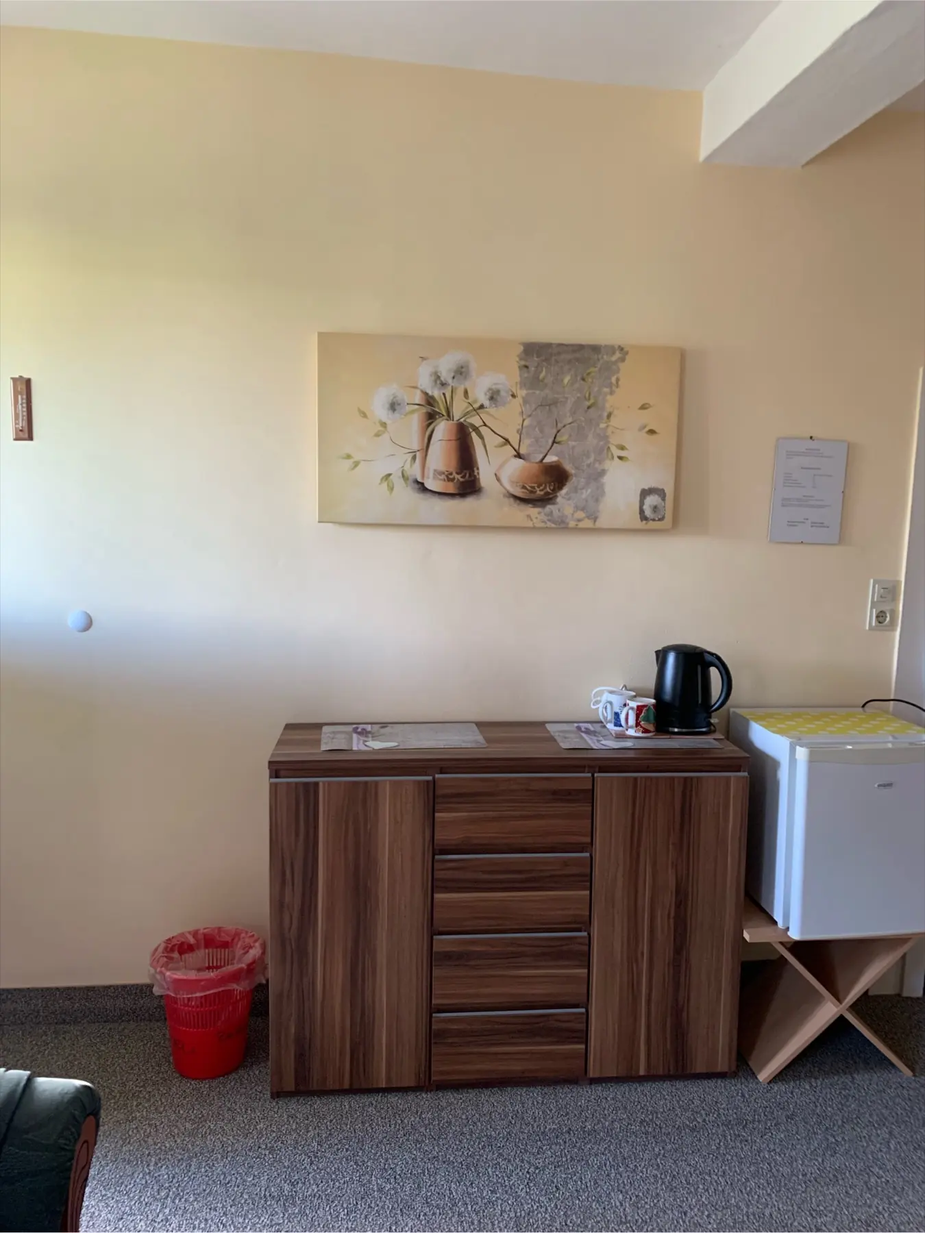 Minikühlschrank und Ablage in einem Gästezimmer