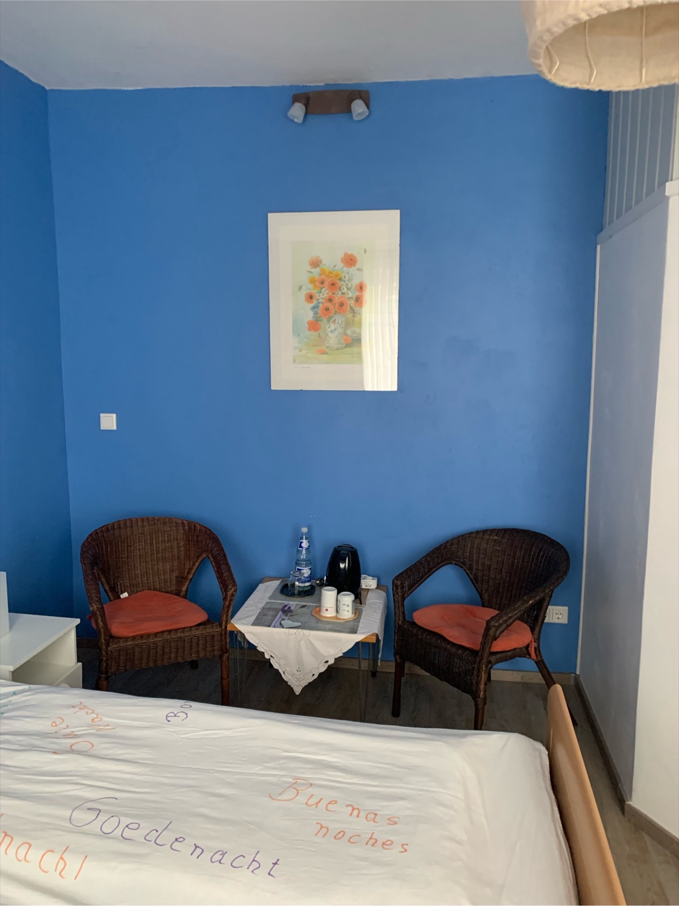 Sitzecke und Getränkeausstattung im Zweibettzimmer