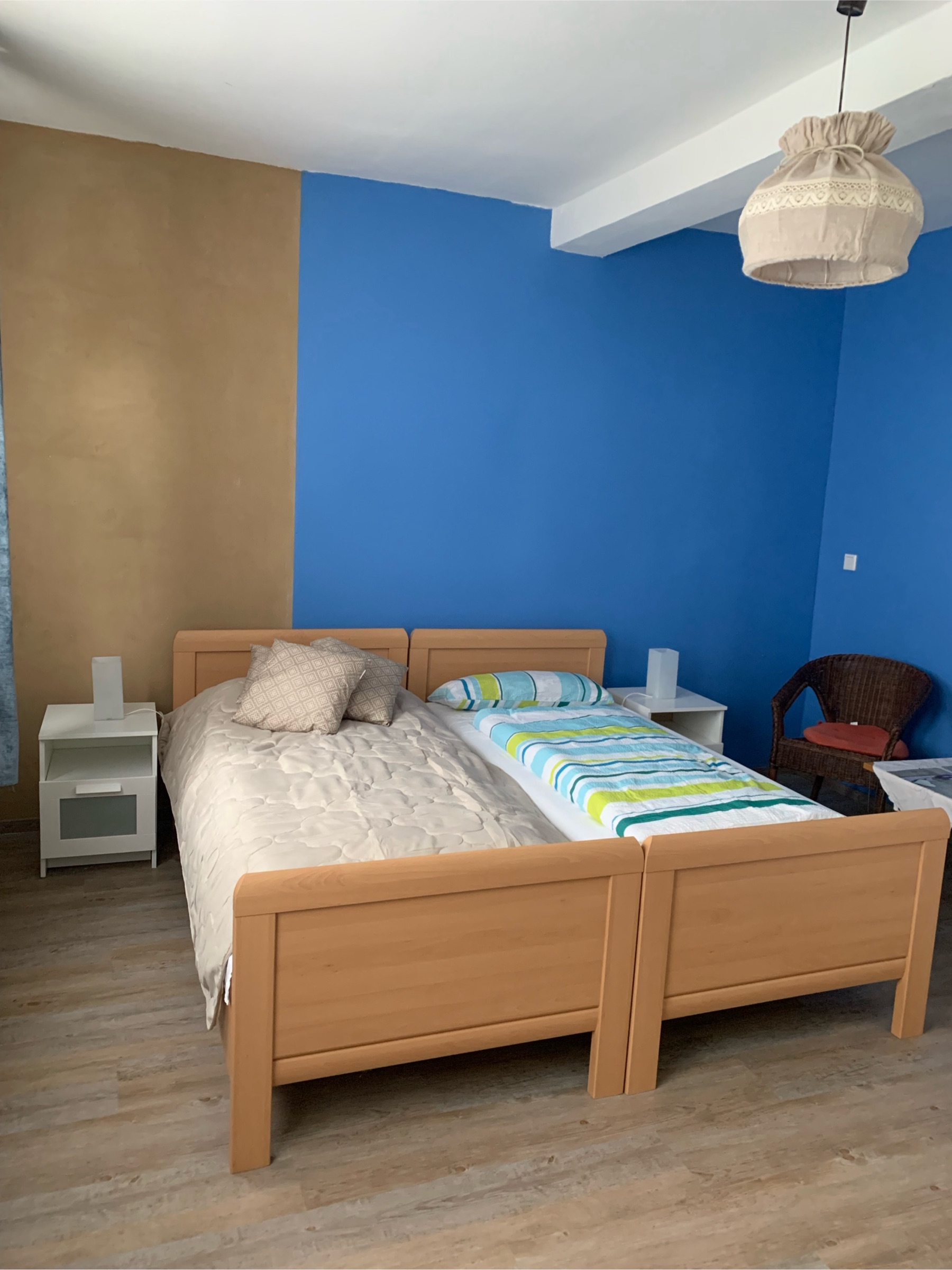Gästezimmer der Pension Dorn mit zwei Betten